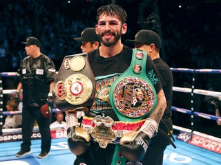 Jorge Linares pózuje s majstrovskými opaskami.
