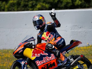 Brad Binder suverénne ovládol kategóriu Moto3 v tomto ročníku.