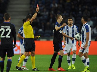 Ján Greguš (v strede) úvodný zápas skupinovej fázy Ligy majstrov proti FC Porto po červenej karte nedohral.