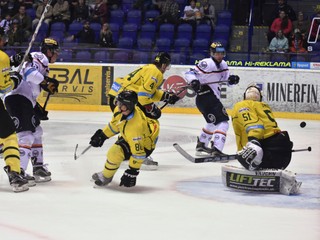 Ladislav Nagy (druhý zľava) strieľa gól do siete žilinského brankára Tomáša Tomeka.