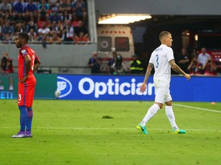 Martin Škrtel (vpravo) schádza z ihriska po tom, ako mu rozhodca udelil v zápase proti Anglicku červenú kartu.