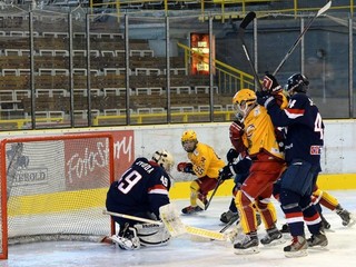 Mladíci Dukly v zápase so Slovanom.