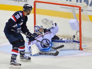 Hráč Slovana Jeff Taffe prekonáva v samostatnom nájazde brankára Medveščaku Záhreb Daniela Taylora. Slovan 17. septembra doma súpera zdolal 3:2 v nájazdovom rozstrele.