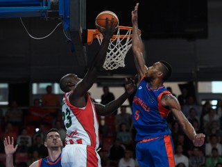 Na kôš zakončuje basketbalista Prievidze Derrick Caracter.