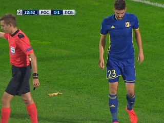 Diváci hodili na trávnik banán. Rostov nedostane trest