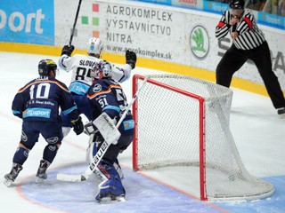 Marek Slovák strieľa gól do siete Košíc.