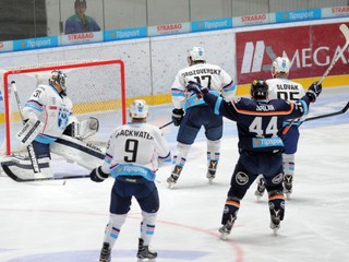 Brankár Michal Valent z HK Nitra inkasuje gól už v devätnástej sekunde úvodnej tretiny.