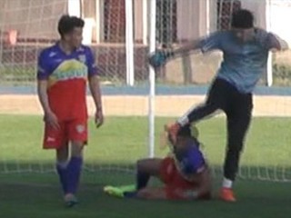 Brankár brutálne kopol súpera do hlavy, dostal štvorročný dištanc