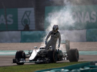 Hamiltonovi zhorel motor: Kazia sa iba moje motory, niečo nie je v poriadku