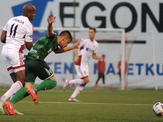 Rangelo Janga (vľavo) z AS Trenčín zvádza súboj o loptu s Dávidom Kerestešom z Prešova.