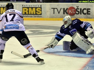 Peter Boltun z HC Košice strieľa gól do siete Martina.