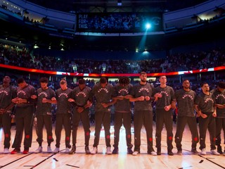 Pri hymne sklonili hlavy a poprepletali sa ramenami. Protestovali aj hráči z NBA