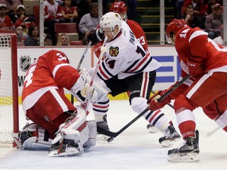 Richard Pánik (v strede) bojuje o miesto v zostave Chicaga Blackhawks.