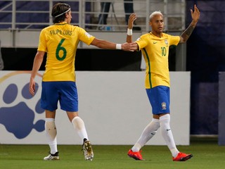 Neymar (vpravo) patrí k lídrom Brazílie.