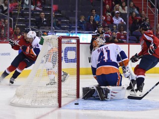 Jaroslav Halák inkasuje gól v zápase s Washingtonom. Islanders prehrali 0:4.