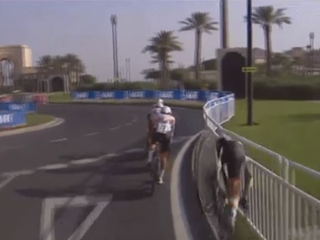 Anouska Kostnerová (vpravo) pri páde v tímovej časovke.