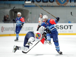 Hokejistom Nitry (v modrom) sa nedarilo. V šestnásťfinále Ligy majstrov dostali dvanásť gólov, nestrelili ani jeden.