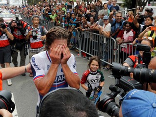 Momentka z cieľa na MS 2015 v Richmonde. Alisa Sarkisovová túži po autograme šampióna.