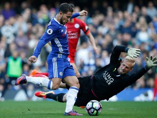 Eden Hazard z Chelsea strieľa druhý gól cez brankára Leicesteru City Kaspera Schmeichela.