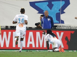 O víťazstve Marseille rozhodol Gomis (vpravo).