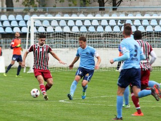 Obrana dirigovaná Milošom Šimončičom (v strede) v sobotu neinkasovala, Nitra porazila Šamorín 3:0.