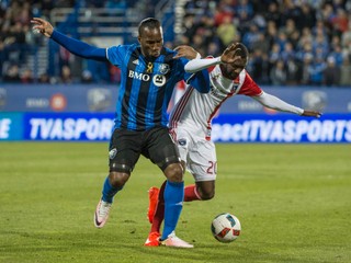 Didier Drogba (vľavo) bojuje v americkej MLS.
