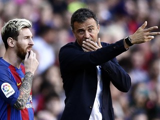 Lionel Messi počúva pokyny od trénera Louisa Enriqueho.