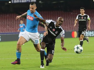 Kapitán Neapola Marek Hamšík (vľavo) odohral proti Besiktasu celý zápas. Jeho tím však prehral.