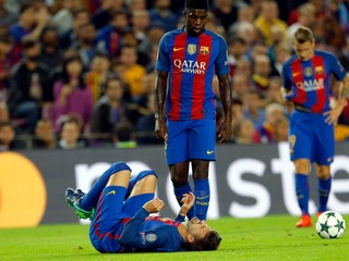 Gerard Pique leží po zranení v zápase Ligy majstrov.