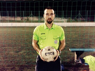 Korupcia? Na dedine núkajú rozhodcom klobásky či víno