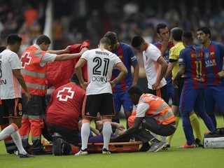 Barcelone na tri mesiace vypadol kľúčový hráč, Enrique zúri