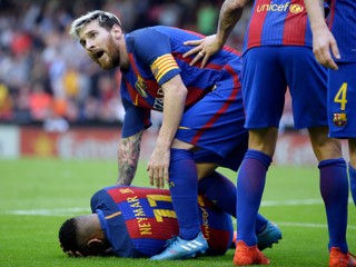 Neymar dostal fľašou po hlave, Messi vulgárne vynadal fanúšikom