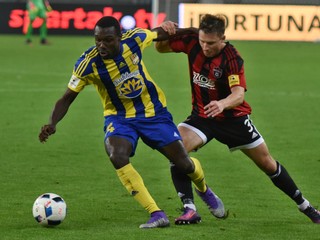 Hráč Trnavy Oliver Janso (vpravo) sa pokúša odzbrojiť od lopty Noeho Ambana z Dunajskej Stredy.