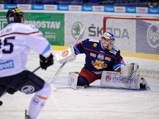 Brankár Zvolena Samuel Baroš zasahuje pri strele Tomáša Klímu z HC Košice.