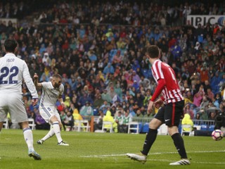 Karim Benzema (druhý zľava) strieľa gól do siete Athleticu Bilbao.