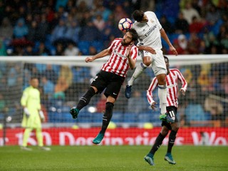 V hlavičkovom súboji bojujú o loptu Raphael Varane z Realu Madrid (v bielom) a Raúl García.