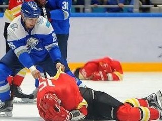 Zbil troch hráčov vrátane Slováka, v KHL dostal trest. Astana mu dala šancu