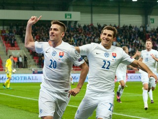 Jakub Holúbek (vpravo) sa teší z gólu Róberta Maka.