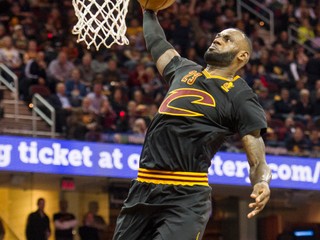 LeBron James zažiaril hneď v úvodnom zápase sezóny.