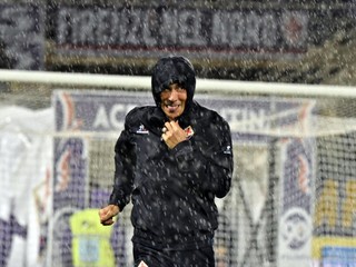 Aj takto to vyzeralo na štadióne Fiorentiny. Na snímke v daždi kráča jej tréner Paulo Sousa.