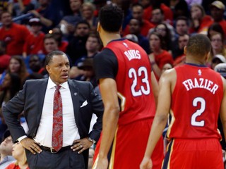 New Orleans Pelicans napriek skvelému výkonu Anthonyho Davisa zápas prehrali. Na snímke nechápavo postáva tréner Alvin Gentry.