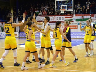 Basketbalistky Košíc sa tešia po víťazstve nad Miškovcom.