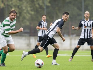 Juraj Halenár s Jurajom Piroskom (vpravo) sú ozdobou štvrtej futbalovej ligy.