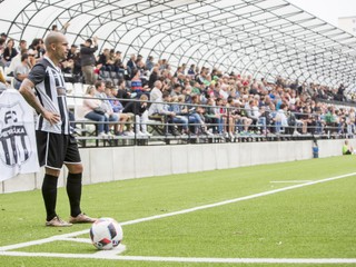 Tribúna na petržalskom štadióne býva zaplnená aj v štvrtej lige.