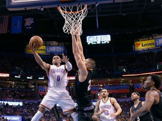 Russell Westbrook (vľavo) zakončuje na kôš v zápase proti Phoenixu.