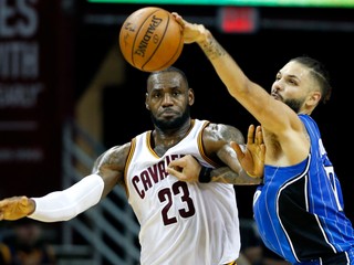 O loptu bojujú Evan Fournier z Orlanda (vpravo) a najväčšia hviezda Clevelandu LeBron James.