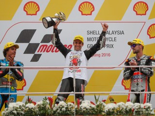 Nový šampión Johann Zarco (v strede) pózuje s víťaznou trofejou.