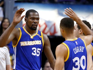 Kevin Durant (vľavo) a Stephen Curry v zápase proti Phoenixu.