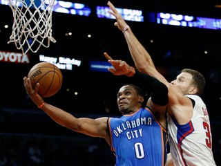 Hviezdny hráč Oklahomy Russell Westbrook (vľavo) zakončuje na kôš v zápase proti Los Angeles Clippers.