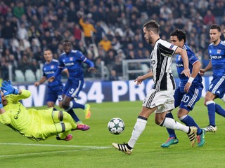 Miralem Pjanič z Juventusu (v strede) sa dostáva do šance pred bránou Lyonu.